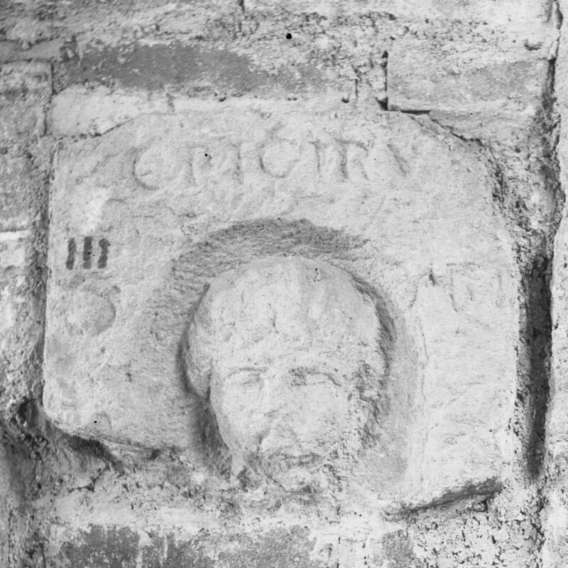 Fragment de stèle avec tête d'un homme et une inscription