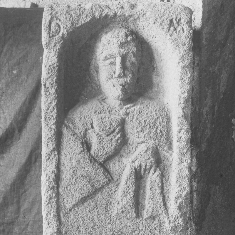 Fragment de stèle avec buste d'une homme et une inscription
