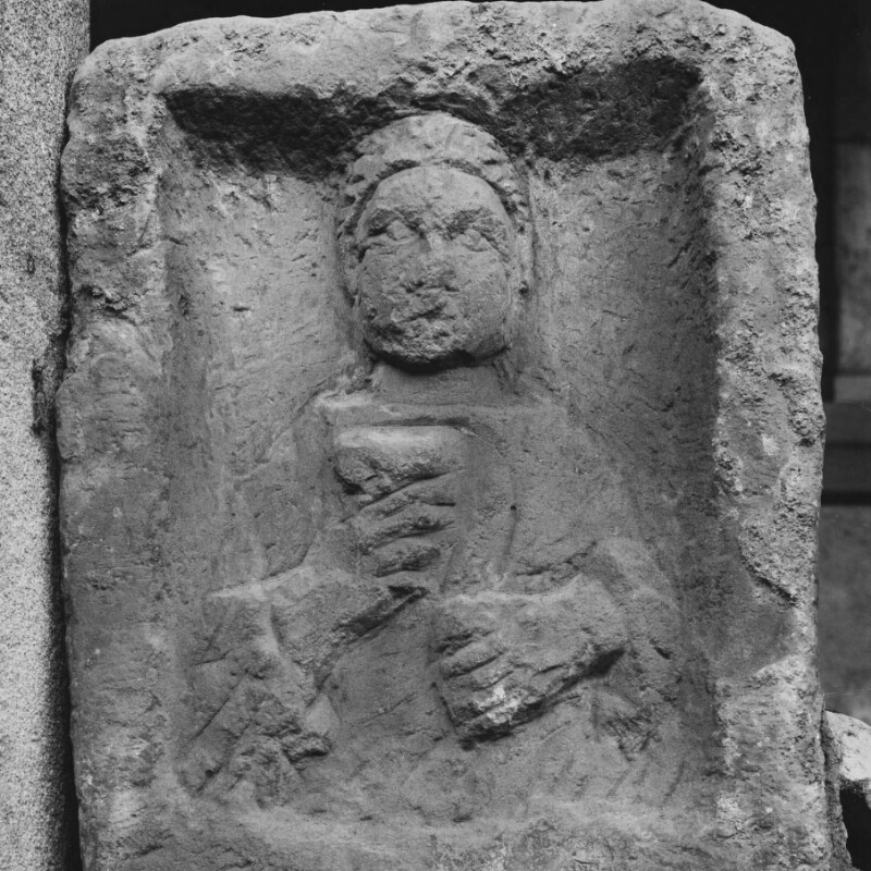 Stèle rectangulaire avec figure à mi-corps d'une femme