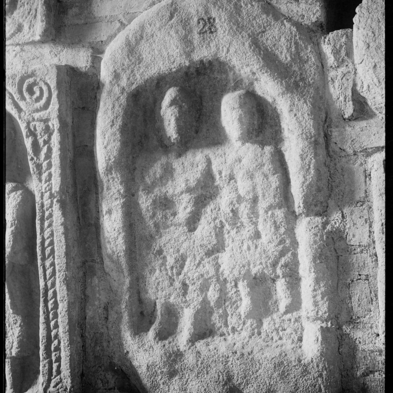 Stèle à sommet cintré avec une femme et un enfant