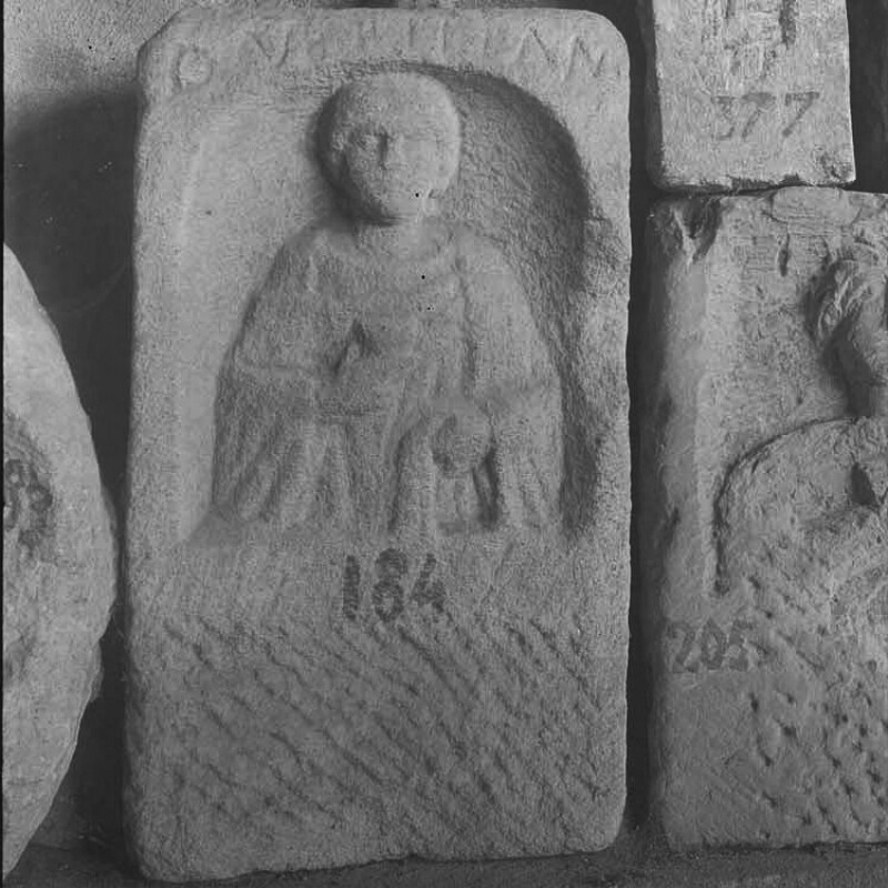 Stèle avec buste de femme