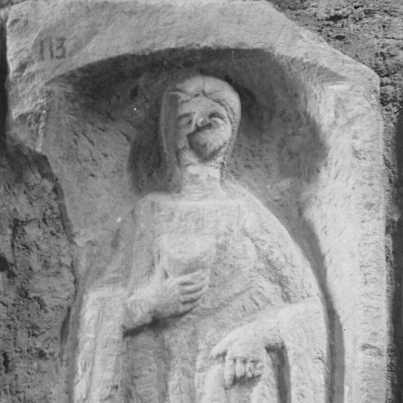 Stèle mutilée avec une femme debout
