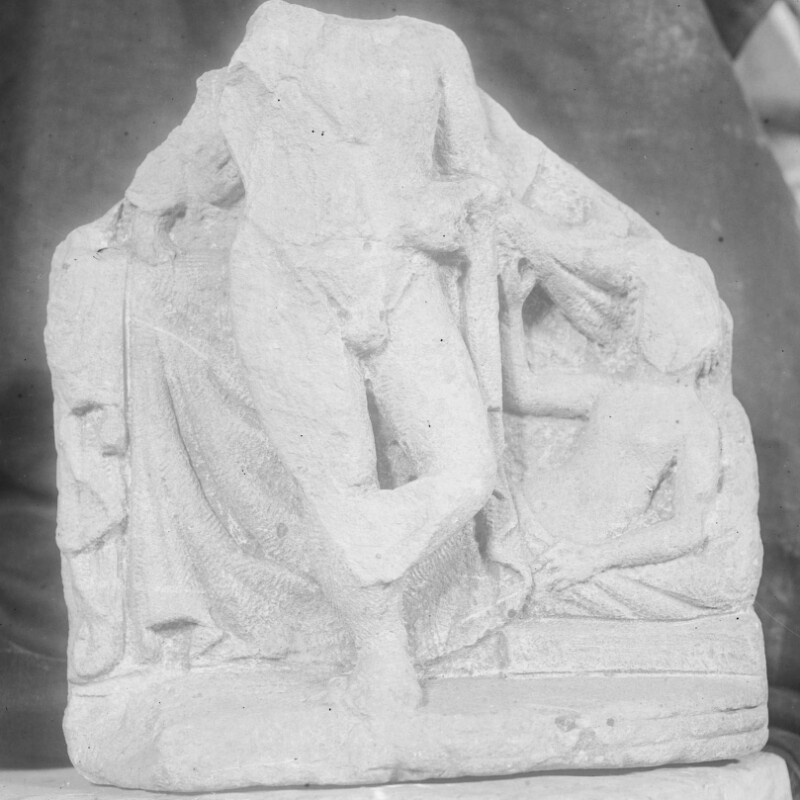 Stèle mutilée avec un homme debout et une femme demi couchée