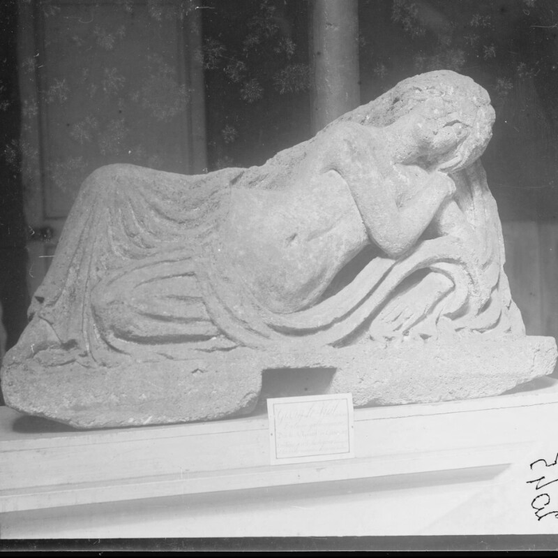 Statue d'une femme à demi couchée