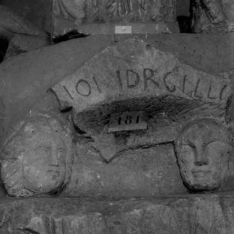 Fragment de stèle avec têtes d'homme et de femme et une inscription