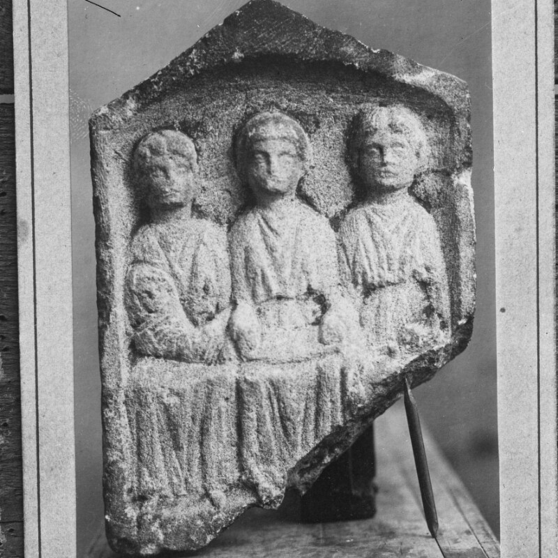 Stèle mutilée avec déesses mères assises
