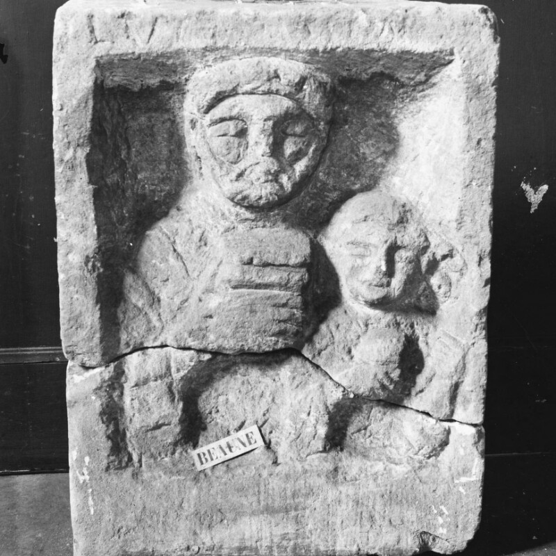 Stèle rectangulaire avec un homme barbu, un enfant et une inscription