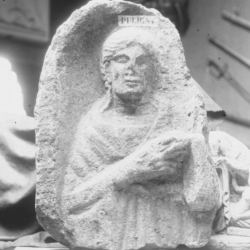 Fragment de stèle avec une femme debout