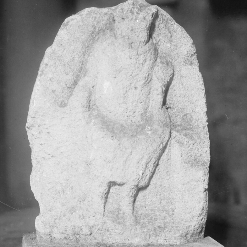 Stèle à sommet cintré avec un dieu barbu