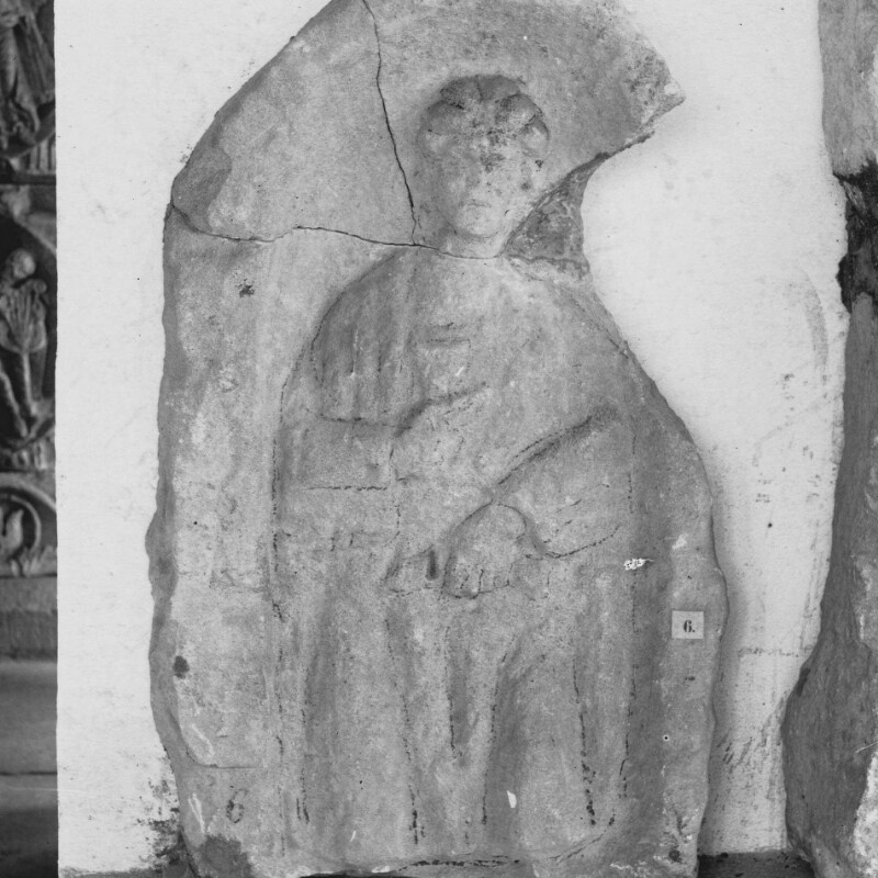 Stèle mutilée avec une femme debout