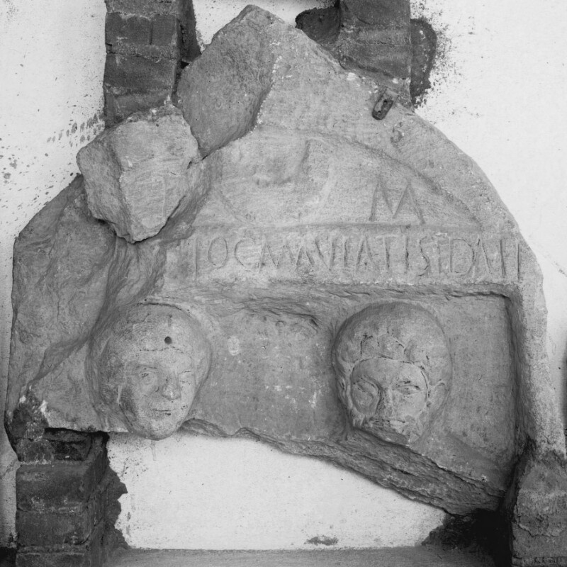 Fragment de stèle avec un homme et une femme et une inscription