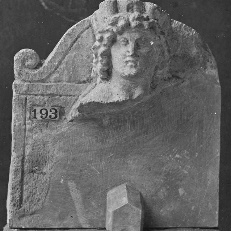 Fragment de stèle avec personnage imberbe
