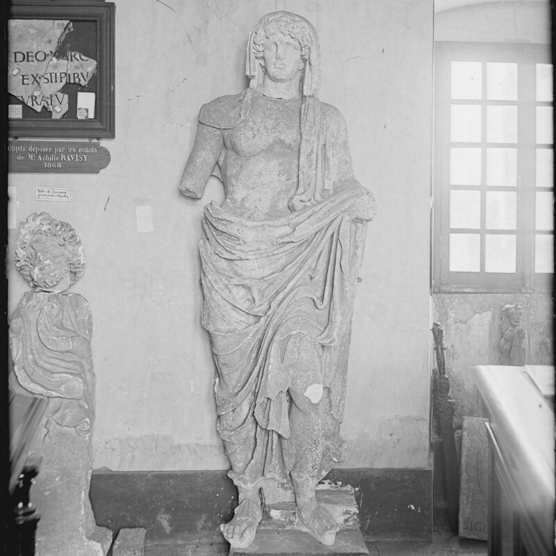 Statue d'Apollon drapé et voilé