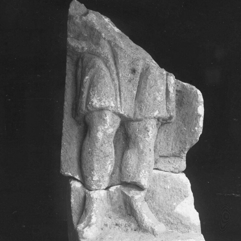 Fragment de stèle d'un dieu debout