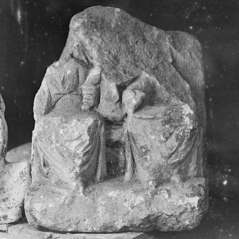 Fragment de stèle avec déesses mères