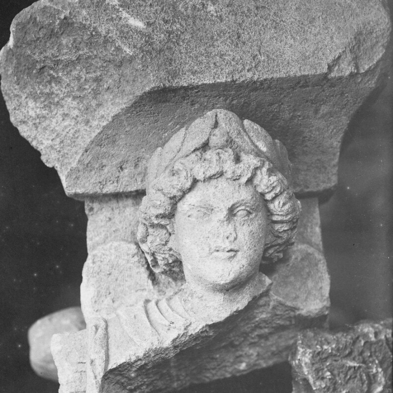 Fragment d'autel avec un personnage ailé