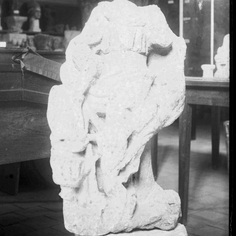 Statue mutilée d'une déesse drapée et un enfant