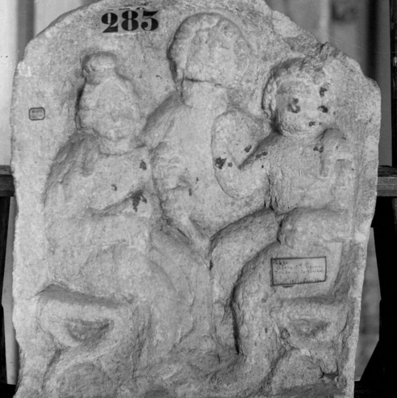 Stèle à sommet cintré avec trois divinités