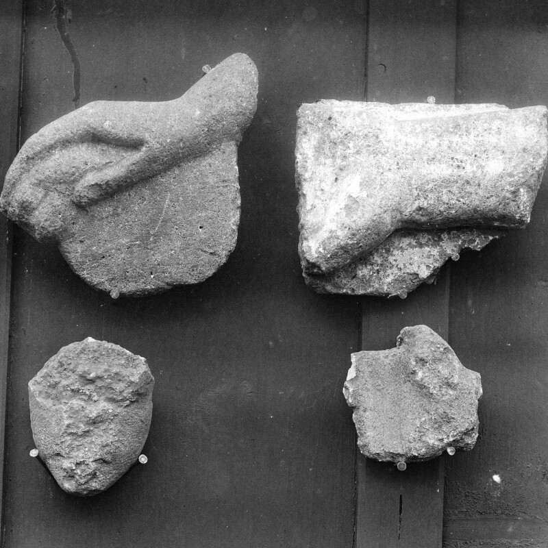 Divers fragments de stèles