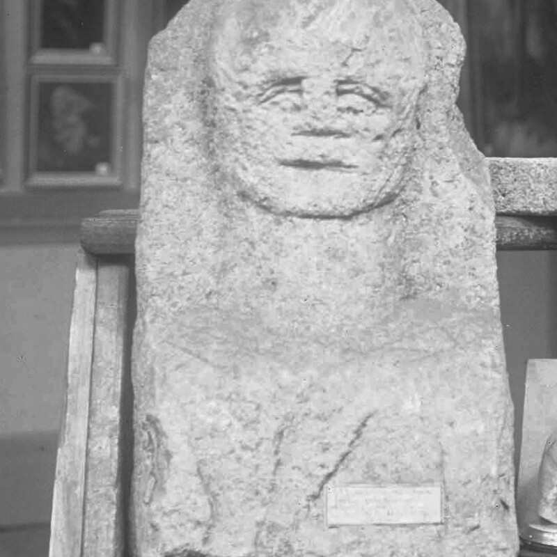 Stèle mutilée avec le buste d'un homme
