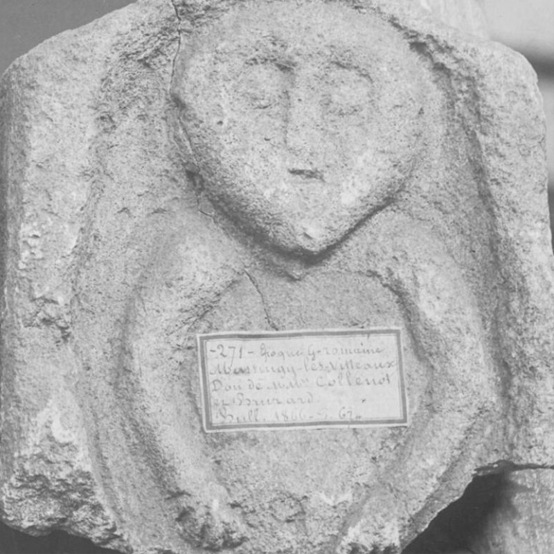 Fragment de stèle à sommet triangulaire avec figure à mi-corps d'un homme