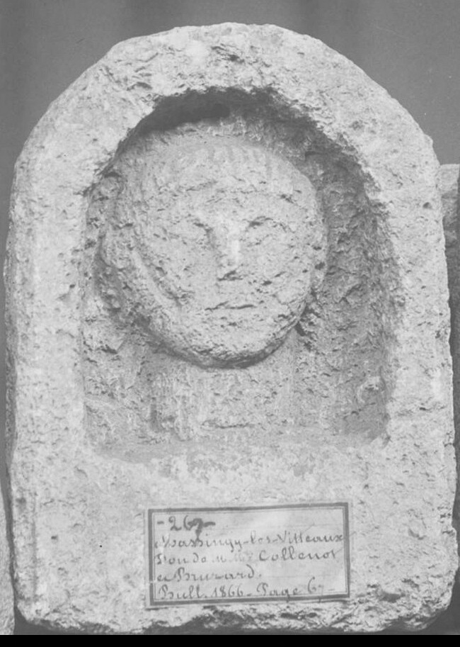 Stèle à sommet cintré avec la tête d'une femme