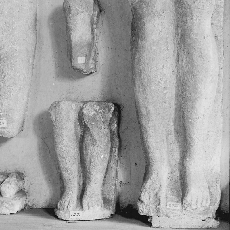 Stèles avec jambes votives