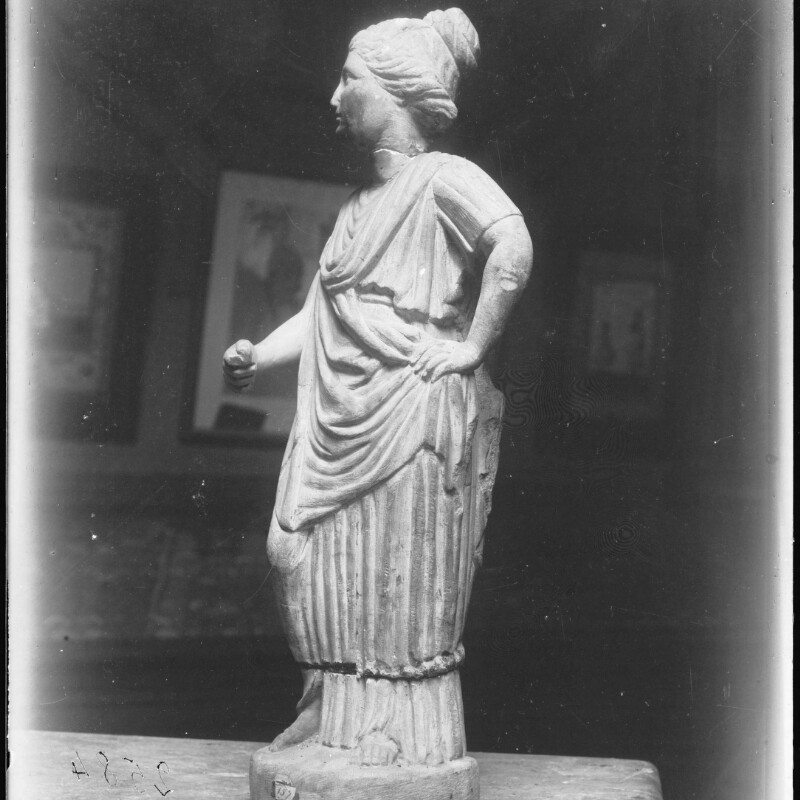 Statuette d'une femme debout