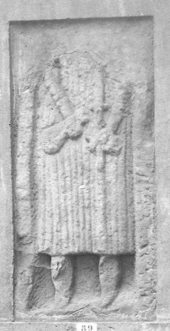 Fragment de stèle représentant un homme debout